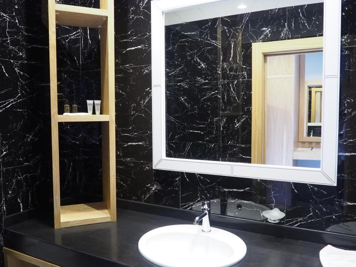 Jj Hotel Астана Екстериор снимка
